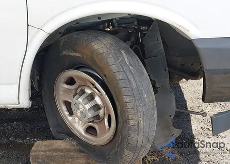 2018 Chevrolet Express 2500 Work Van z USA, uszkodzony, nr VIN 1GCWGAFP3J1272053